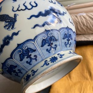 Een Chinese blauw-witte 'yuhuchunping' 'draken' vaas op houten sokkel, Qianlong merk, 19/20e eeuw — foto 19