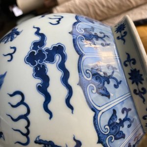 Een Chinese blauw-witte 'yuhuchunping' 'draken' vaas op houten sokkel, Qianlong merk, 19/20e eeuw — foto 26