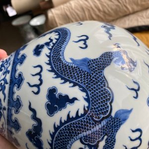 Een Chinese blauw-witte 'yuhuchunping' 'draken' vaas op houten sokkel, Qianlong merk, 19/20e eeuw — foto 27