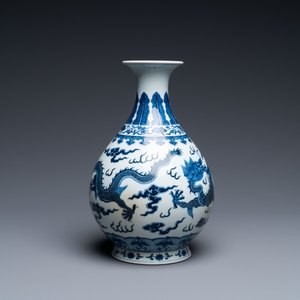 Een Chinese blauw-witte 'yuhuchunping' 'draken' vaas op houten sokkel, Qianlong merk, 19/20e eeuw — foto 2