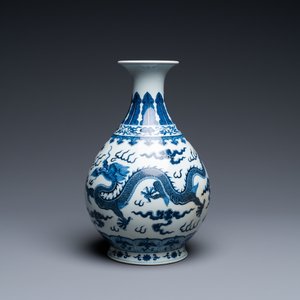 Een Chinese blauw-witte 'yuhuchunping' 'draken' vaas op houten sokkel, Qianlong merk, 19/20e eeuw — foto 5
