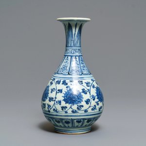 Een Chinese blauw-witte yuhuchunping vaas met lotusslingers, Hongzhi — foto 3