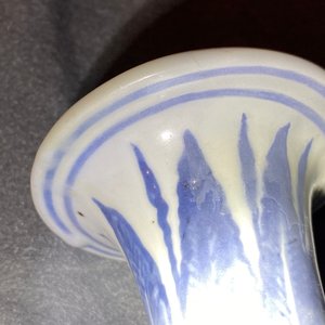 Een Chinese blauw-witte yuhuchunping vaas met lotusslingers, Hongzhi — foto 9