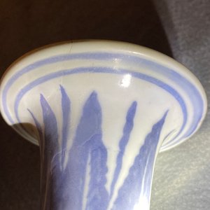 Een Chinese blauw-witte yuhuchunping vaas met lotusslingers, Hongzhi — foto 10