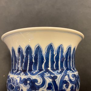 Een Chinese blauw-witte zhadou met lotusslingers, Kangxi — foto 12