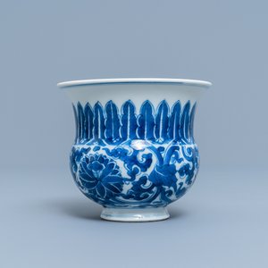 Een Chinese blauw-witte zhadou met lotusslingers, Kangxi — foto 3