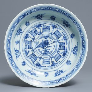 Een Chinese blauwwitte 'acht trigrammen' schotel, Ming — foto 1