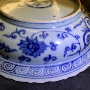 Een Chinese blauwwitte 'acht trigrammen' schotel, Ming — foto 17