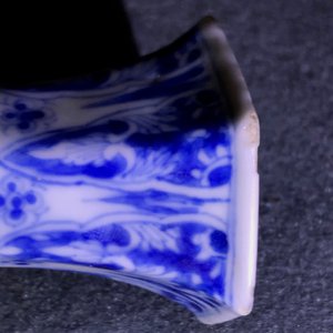 Een Chinese blauwwitte achthoekige flesvormige vaas, Kangxi — foto 12
