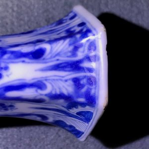 Een Chinese blauwwitte achthoekige flesvormige vaas, Kangxi — foto 13
