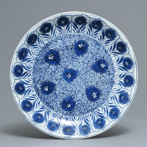 Een Chinese blauwwitte 'aster' schotel en een vaas met pioenslingers, Kangxi en 19e eeuw — foto 2