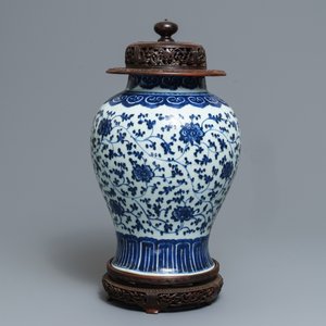 Een Chinese blauwwitte 'aster' schotel en een vaas met pioenslingers, Kangxi en 19e eeuw — foto 5