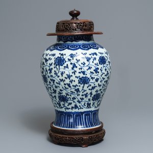 Een Chinese blauwwitte 'aster' schotel en een vaas met pioenslingers, Kangxi en 19e eeuw — foto 7