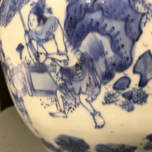 Een Chinese blauwwitte balustervaas met figuratief decor, Transitie periode — foto 12