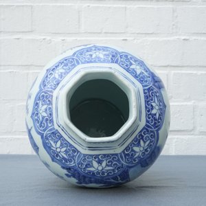 Een Chinese blauwwitte balustervaas met figuratief decor, Transitie periode — foto 11