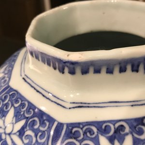 Een Chinese blauwwitte balustervaas met figuratief decor, Transitie periode — foto 14