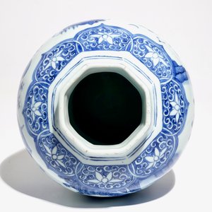 Een Chinese blauwwitte balustervaas met figuratief decor, Transitie periode — foto 5