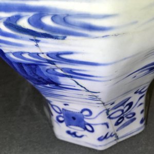 Een Chinese blauwwitte balustervaas met figuren in een landschap, Transitie periode — foto 13