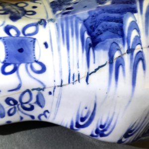 Een Chinese blauwwitte balustervaas met figuren in een landschap, Transitie periode — foto 16
