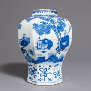 Een Chinese blauwwitte balustervaas met figuren in een landschap, Transitie periode — foto 4