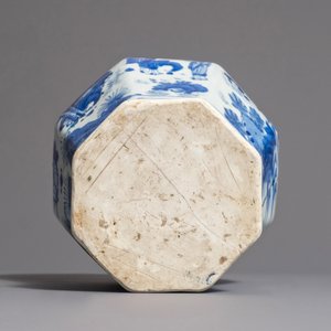 Een Chinese blauwwitte balustervaas met figuren in een landschap, Transitie periode — foto 5