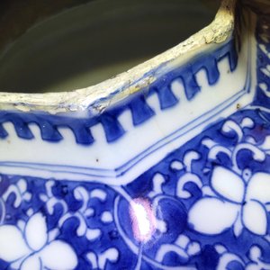 Een Chinese blauwwitte balustervaas met figuren in een landschap, Transitie periode — foto 7