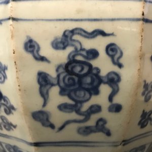 Een Chinese blauwwitte balustervaas met floraal decor, Ming — foto 13