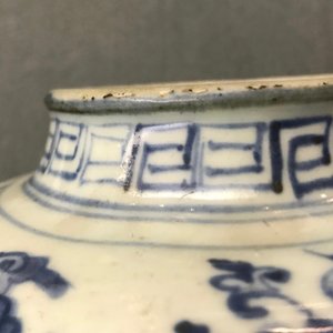 Een Chinese blauwwitte balustervaas met floraal decor, Ming — foto 10