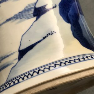 Een Chinese blauwwitte balustervaas met rivierlandschap met overglazuur accenten, Kangxi — foto 14