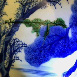 Een Chinese blauwwitte balustervaas met rivierlandschap met overglazuur accenten, Kangxi — foto 17