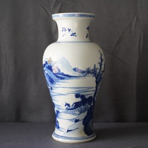 Een Chinese blauwwitte balustervaas met rivierlandschap met overglazuur accenten, Kangxi — foto 19