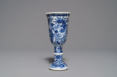Een Chinese blauwwitte beker op voet, Kangxi