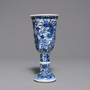 Een Chinese blauwwitte beker op voet, Kangxi — foto 1