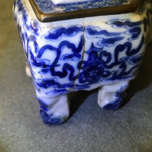 Een Chinese blauwwitte 'Bleu de Hue' altaarstand voor de Vietnamese markt, 19e eeuw — foto 26