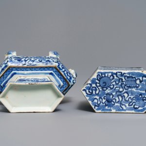 Een Chinese blauwwitte 'Bleu de Hue' altaarstand voor de Vietnamese markt, 19e eeuw — foto 6