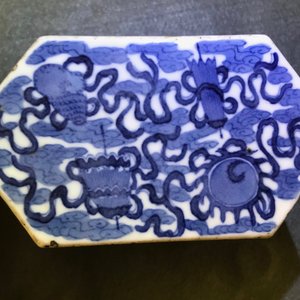 Een Chinese blauwwitte 'Bleu de Hue' altaarstand voor de Vietnamese markt, 19e eeuw — foto 8