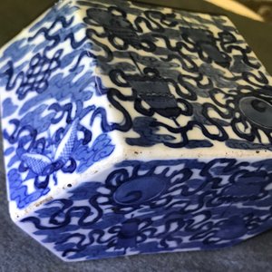 Een Chinese blauwwitte 'Bleu de Hue' altaarstand voor de Vietnamese markt, 19e eeuw — foto 9