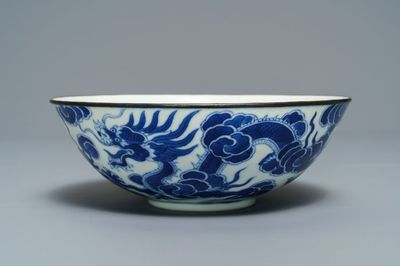 Een Chinese blauwwitte 'Bleu de Hue' kom voor het Vietnamese hof, Thieu Tri merk, 19e eeuw