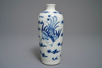 Een Chinese blauwwitte 'Bleu de Hue' meiping vaas voor de Vietnamese markt, 19e eeuw