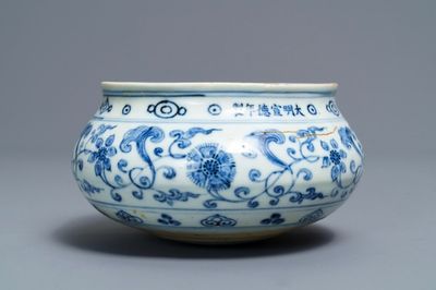 Een Chinese blauwwitte boeddhistische offerandekom, Xuande inscriptie, 19/20e eeuw