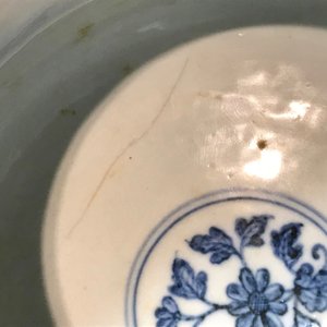 Een Chinese blauwwitte boeddhistische offerandekom, Xuande inscriptie, 19/20e eeuw — foto 15