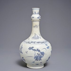 Een Chinese blauwwitte bolle flesvormige vaas met floraal decor, Hatcher cargo, Transitie periode — foto 1