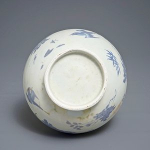 Een Chinese blauwwitte bolle flesvormige vaas met floraal decor, Hatcher cargo, Transitie periode — foto 4
