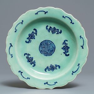 Een Chinese blauwwitte celadon 'shou' schotel, Qianlong merk en wellicht periode — foto 1