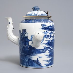 Een Chinese blauwwitte chocoladekan met landschapsdecor, Qianlong/Jiaqing — foto 2