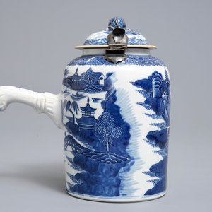 Een Chinese blauwwitte chocoladekan met landschapsdecor, Qianlong/Jiaqing — foto 5