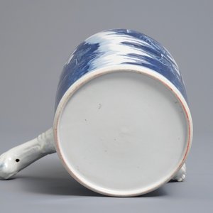 Een Chinese blauwwitte chocoladekan met landschapsdecor, Qianlong/Jiaqing — foto 8