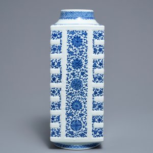 Een Chinese blauwwitte cong vaas met floraal decor, Qianlong merk, 19/20e eeuw — foto 4