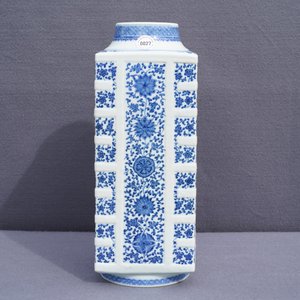 Een Chinese blauwwitte cong vaas met floraal decor, Qianlong merk, 19/20e eeuw — foto 7