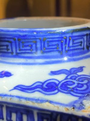 Een Chinese blauwwitte 'cong' vaas met kraanvogels en trigrammen, Jiajing/Wanli — foto 19